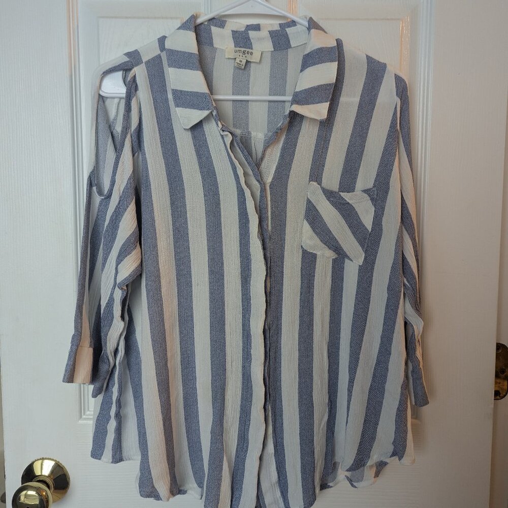 Umgee soft flowy white and blue top - medium
